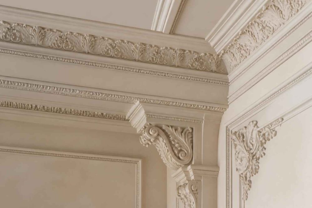 Bogato zdobione sztukaterie na suficie i ścianach eleganckiego wnętrza